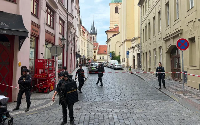 Policejní zásah v centru Prahy. V hotelovém pokoji se zabarikádoval agresivní host