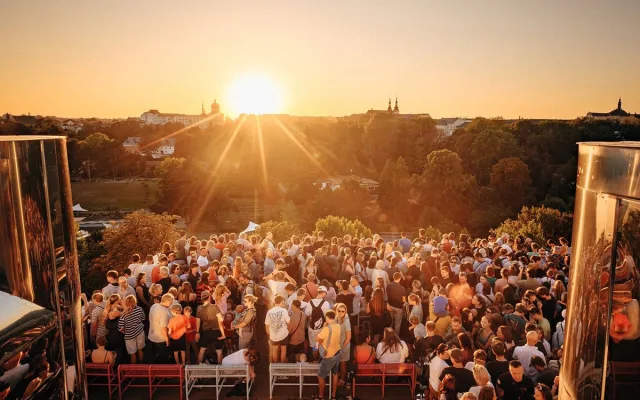Terasa Přírodovědy praskala ve švech. Zatmění Slunce přitáhlo zástupy Olomoučanů