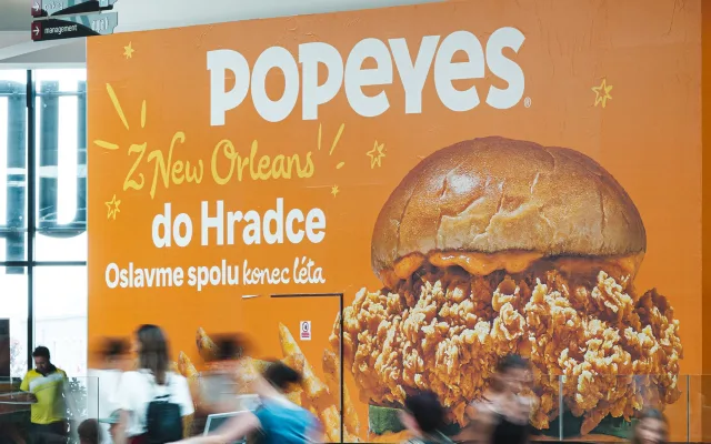 V Hradci zítra otevře Popeyes. Jinde kvůli kuřeti zdarma spali ve frontě