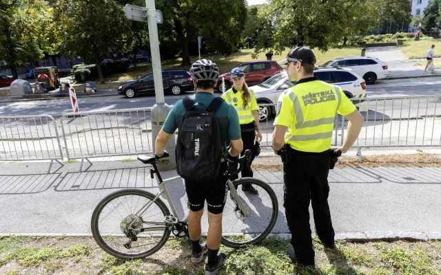 Další kontroly cyklistů a koloběžkářů. Strážníci řešili skoro 500 přestupků