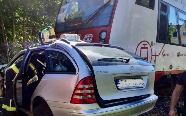 V Jablonci se srazil vlak s autem, provoz na Smržovku je zastaven