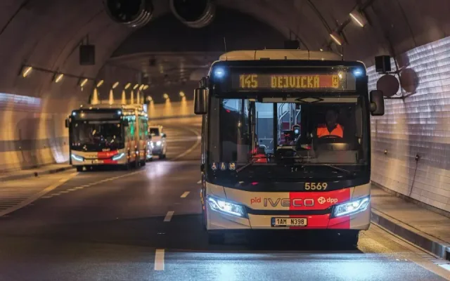 Prahu 6 a Prahu 8 nově propojuje autobusová linka 145 projíždějící tunelem Blanka