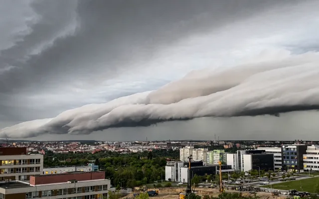 Impozantní shelf cloud se převalil přes Plzeň, meteorologové zveřejnili video