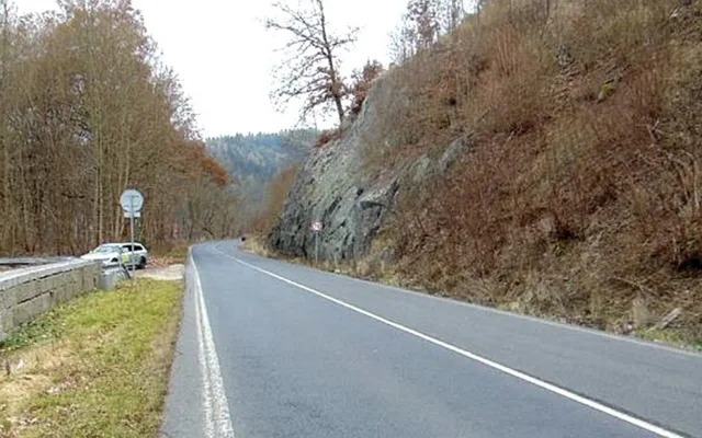 Dopravení komplikace: Na Karlovarsku omezí řidiče oprava mostu a sanace skal