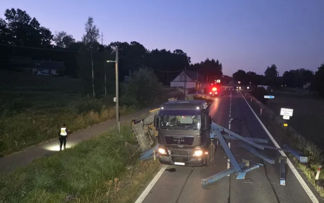 Kamion vyklopil bagr i ocelové nosníky. Nehoda uzavřela silnici 35 v Hrubé Skále