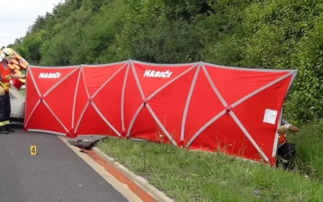 Osmnáctiletý motorkář nezvládl zatáčku, narazil do stromu a na místě zemřel