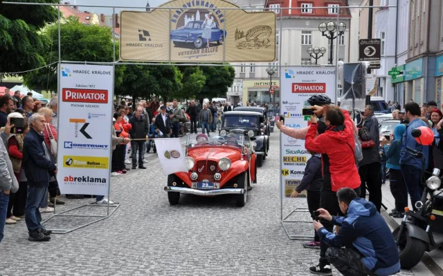 Hradec o víkendu zakončí prázdniny hudbou, přehlídkou historických aut i tancem