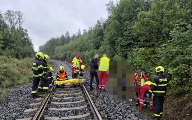 Vážná nehoda na Bruntálsku. Sedmnáctiletou dívku srazil vlak