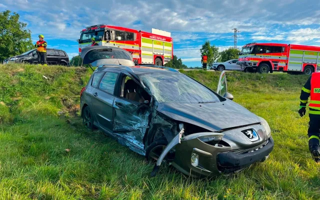 Dramatická nehoda u Frýdlantu: Osobák skončil po střetu s kamionem v louce