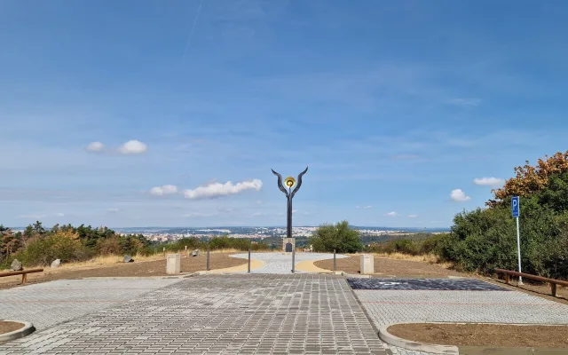 Obřadní prostor pro setkání kultistů, reagují lidé na úpravy oblíbené vyhlídky