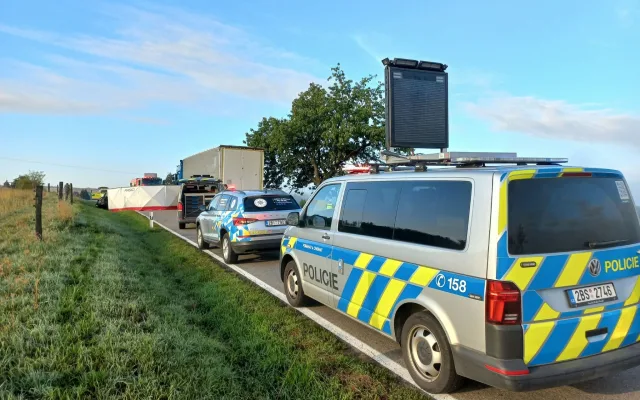 Ranní nehoda u Neslovic skončila tragicky. Po střetu s náklaďákem jeden člověk zemřel