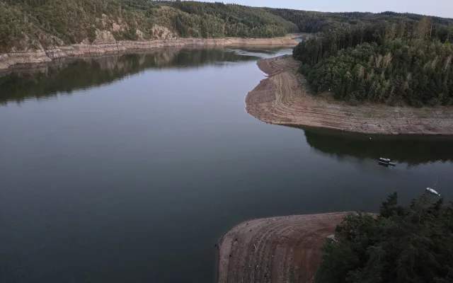 Slapy začnou poprvé v historii klesat. Voda z nádrže má zachránit průtok Vltavy