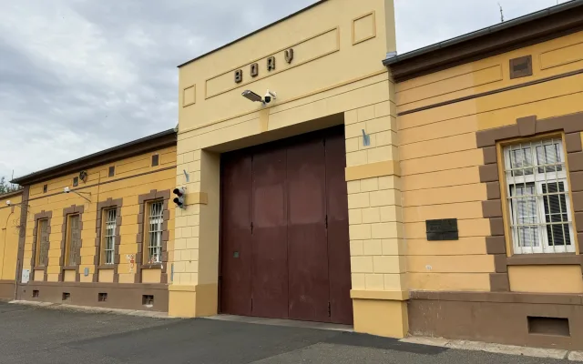 Spoluvězně uškrtil šálou. Za vraždu soud uložil recidivistovi 17 let vězení