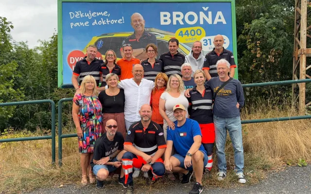 Záchranáři se loučí s dlouholetým kolegou, připravili pro něj děkovný billboard