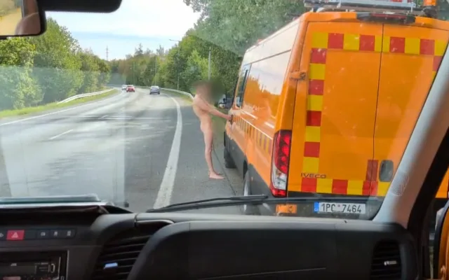 Zcela nahý mladý muž cvičil s klikou u dodávky. Silničáři čelili bizarní situaci