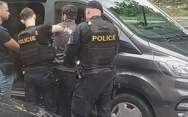 Bylo to jako Kobra 11 v Lukách, popsal hostinský, který sledoval policejní zásah