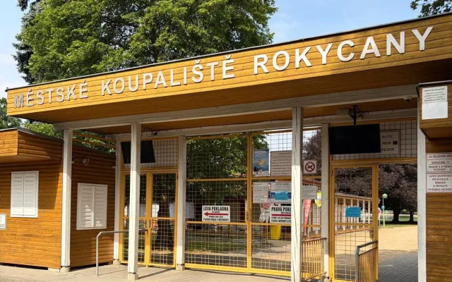 Urážky a výhružky. Návštěvníci koupaliště v poslední den sezony napadli plavčíky