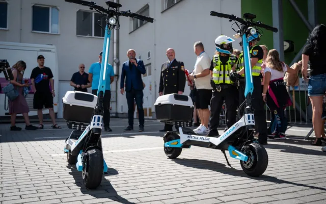 Hlídky na dvou kolech. Strážníci v Ostravě-Jihu využívají elektrokoloběžky