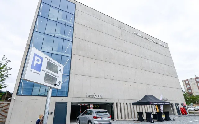 Na Světovaru vznikl velkokapacitní parkovací dům pro 433 vozidel. Má osm podlaží