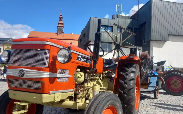 FOTO: Jihlavské náměstí zdobí moderní i historické traktory. Slaví se dožínky