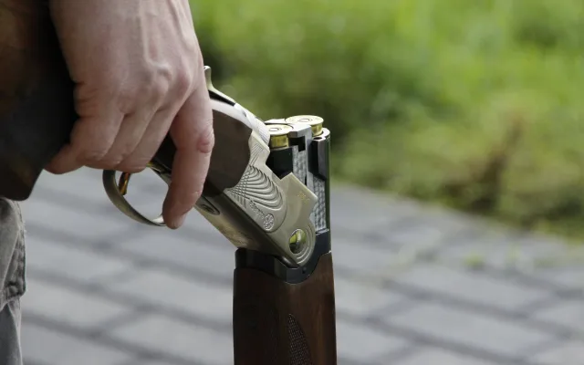 Polonahý muž se v centru Brna chlubil pistolí. Pak ji strčil do kabelky své známé