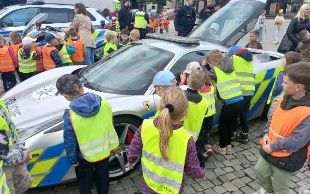 Bezpečný život na Vysočině: Policie přiveze na jihlavské náměstí ferrari