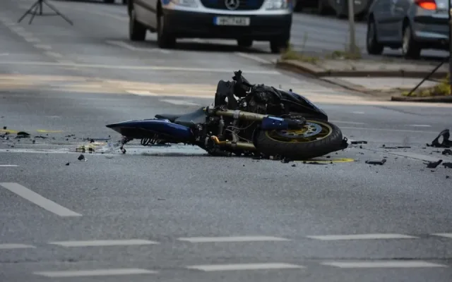 Motorkář nepřežil náraz do svodidel, za týden zahynuli na silnicích už čtyři lidé