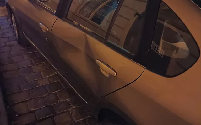 Vandal si vybíjel vztek na zaparkovaných autech, pak odpočíval na lavičce