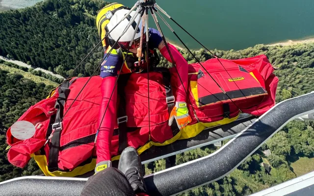 Muže při kácení stromů v Beskydech zavalil kmen. Zachraňoval ho vrtulník