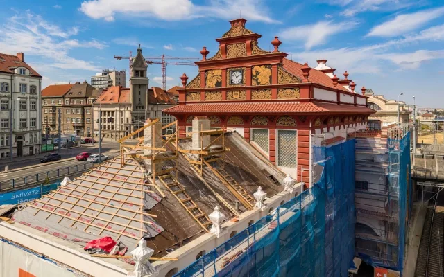 Fasáda nádražní budovy z roku 1921 září novotou. V hale už montují nové luxfery