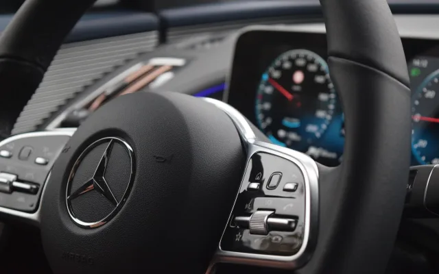 Opilecká etuda v Bratislavské. Jeden muž u mercedesu močil, druhý do něj kopal