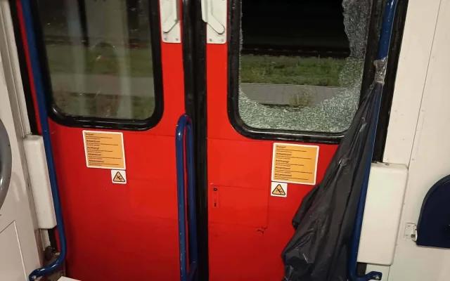 Fanoušci fotbalové Zbrojovky se urvali ze řetězu, cestou do Prahy zdemolovali vlak