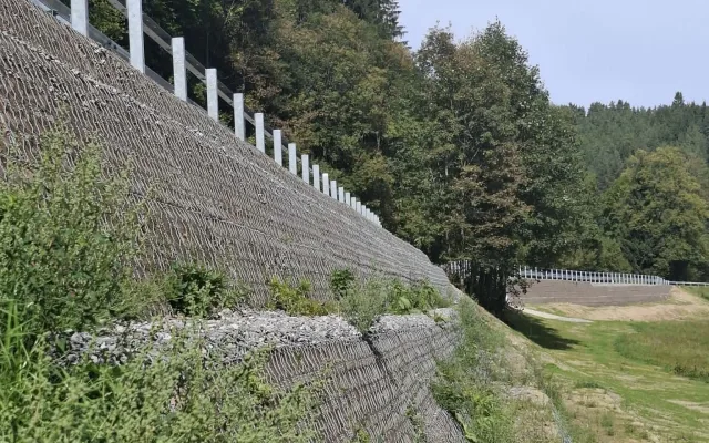 Povodeň loni poškodila svah u Vimperku. Silnice I/4 je po opravách plně průjezdná