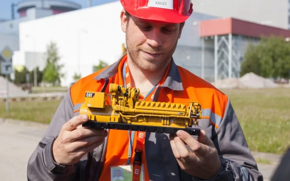 Manažer projektu Pavel Krejčí představuje model dieselgenerátoru