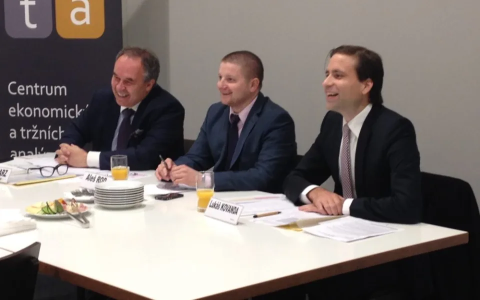Řečníci zleva: Jiří Schwarz (CETA), Aleš Rod (CETA), Lukáš Kovanda (Roklen24)