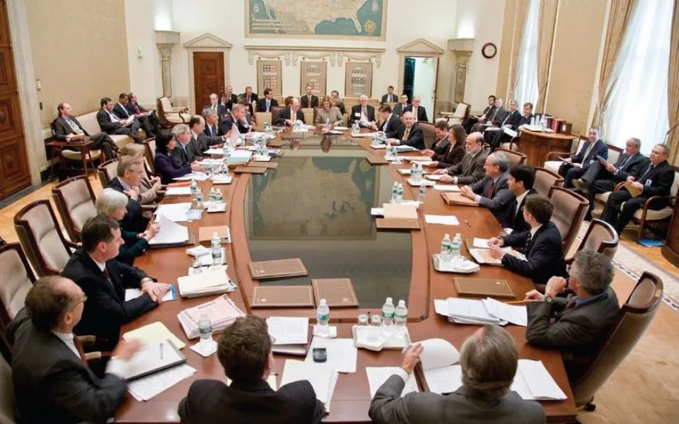 Setkání Federal Open Market Committee v budově Eccles, Washington, D.C.
