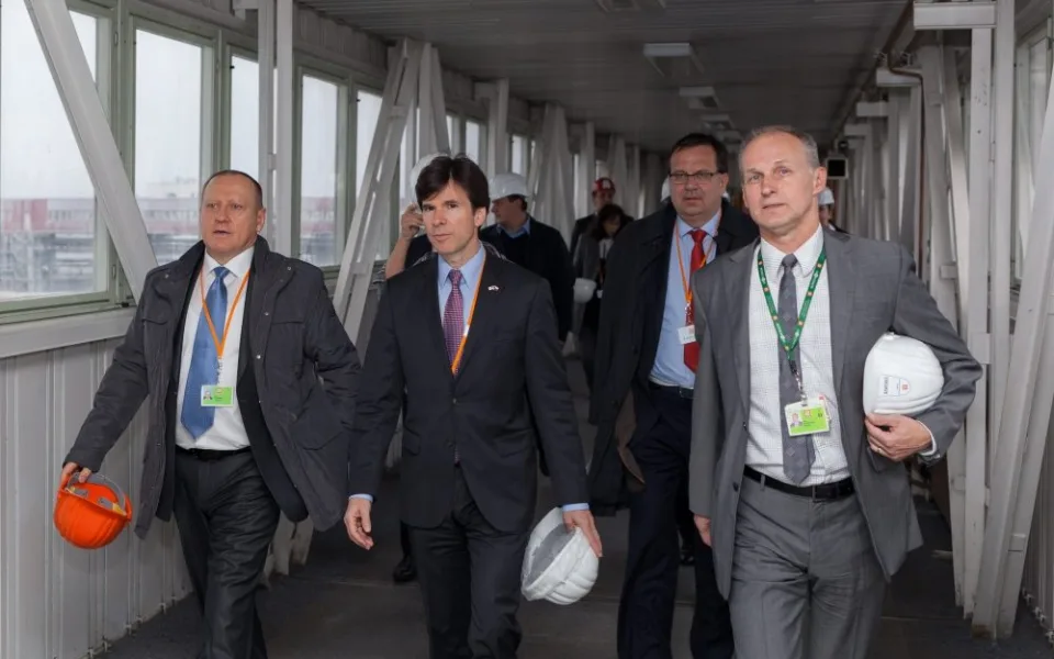 Při prohlídkce temelínské elektrárny zleva Ladislav Štěpánek, člen představenstva ČEZ, americký velvyslanec Andrew Schapiro, ministr Jan Mládek a temelínský ředitel Miloš Ště
