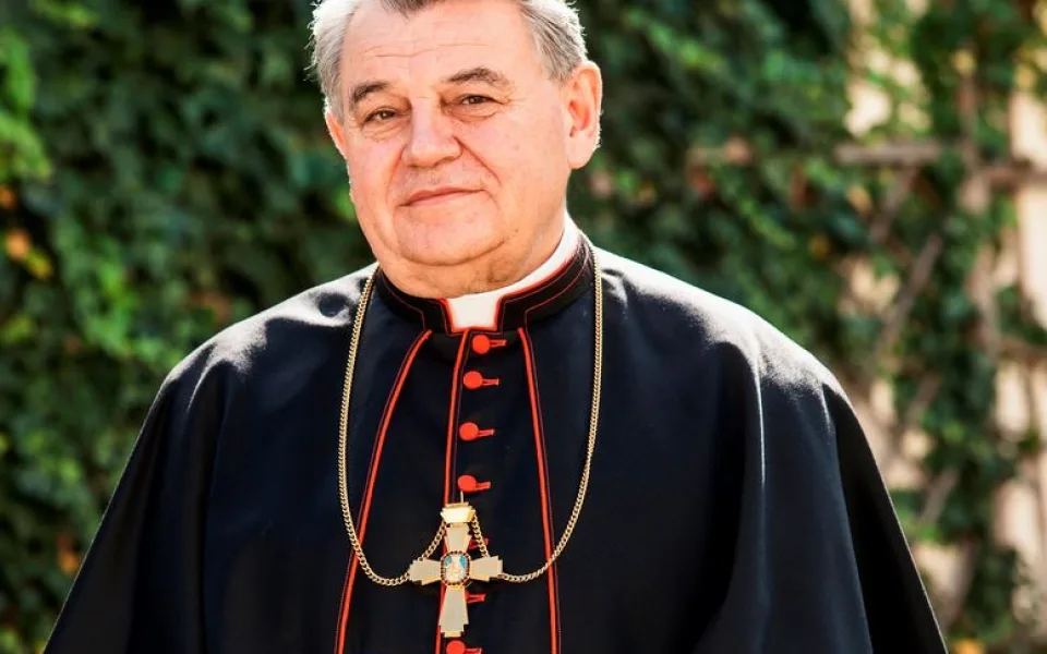 Kardinál Duka na zahradě Arcibiskupského paláce v Praze