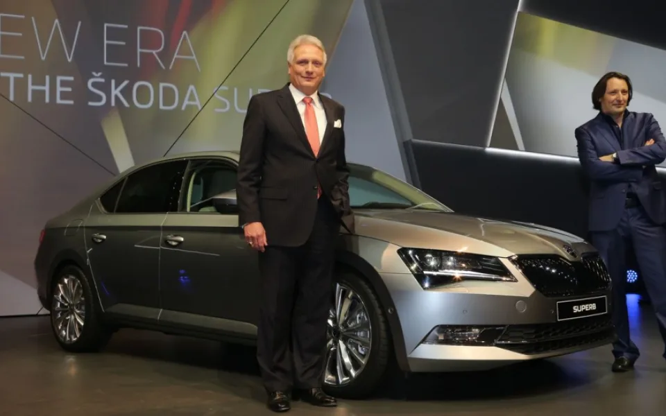 Prof. Dr. h.c. Winfried Vahland, předseda představenstva ŠKODA AUTO a šéfdesignér značky ŠKODA Jozef Kabaň s novým vozem ŠKODA Superb při světové premiéře v Praze.