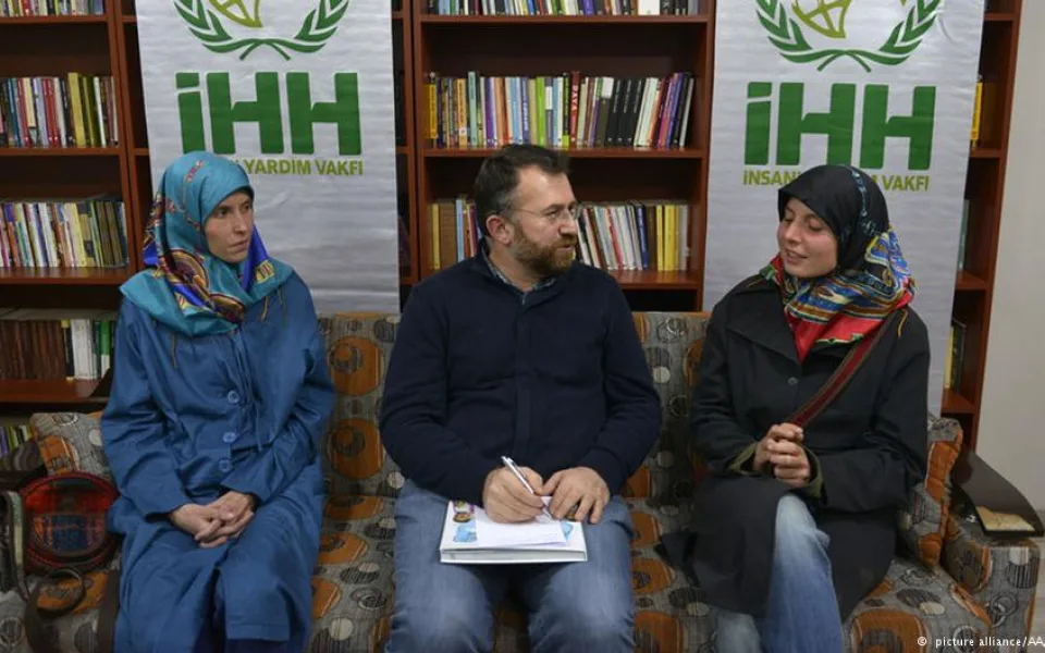Antonie Chrástecká (vlevo) a Hana Humpálová (vpravo) v Turecku s koordinátorem IHH Izzetem Sahinem po propuštění