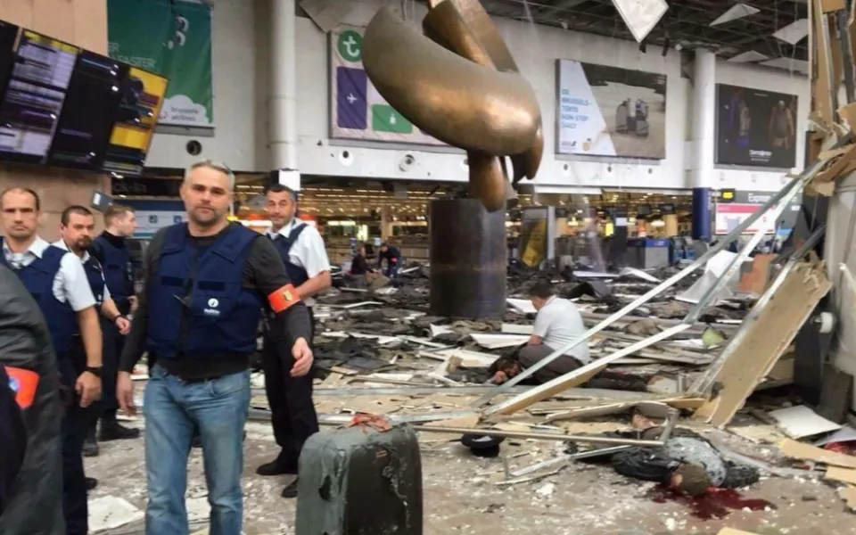 Bruselským letištěm otřásly dva výbuchy, hlášeni mrtví a zranění. Foto: twitter.com, @tomvanteinde