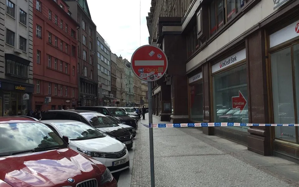 Anonym ohlásil výbuch bomby na více než desítce míst v Česku