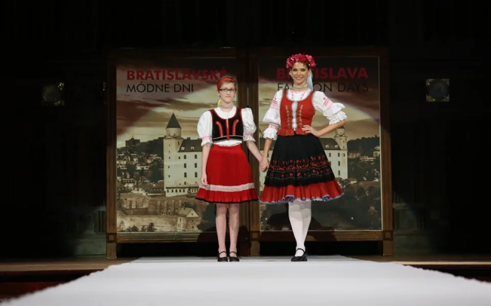 Nadační fond MA-MA Foundation opět plnil přání v zahraničí. Tříletá Adélka vyrazila k moři, čtrnáctiletá Martina se prošla po molu s Andreou Verešovou