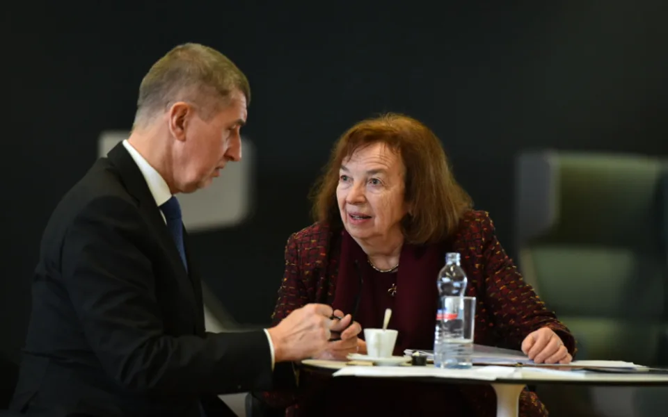 Livia Klausová při jednání s Andrejem Babišem.