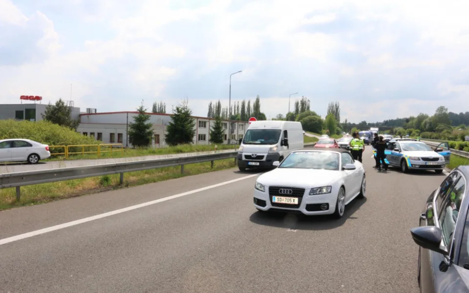 Kradené auto zastavené v Příšovicích.