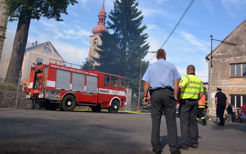 V Jindřichovicích hoří zemědělský areál se štěpkou.