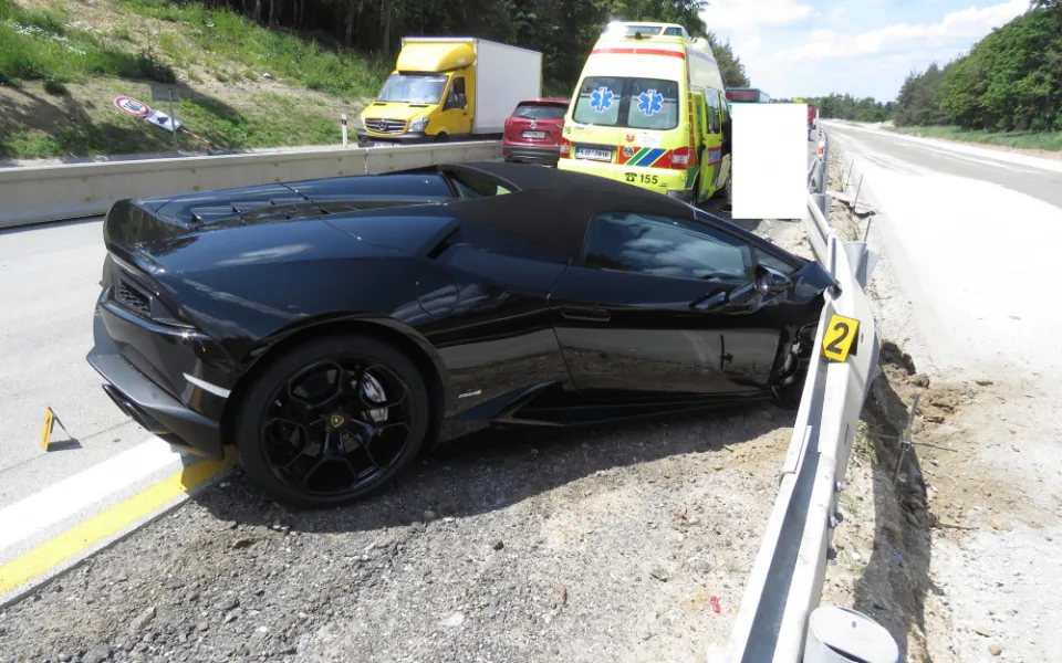 Cizinec v Lamborghini nezvládl na dálnici předjíždění a narazil do svodidel