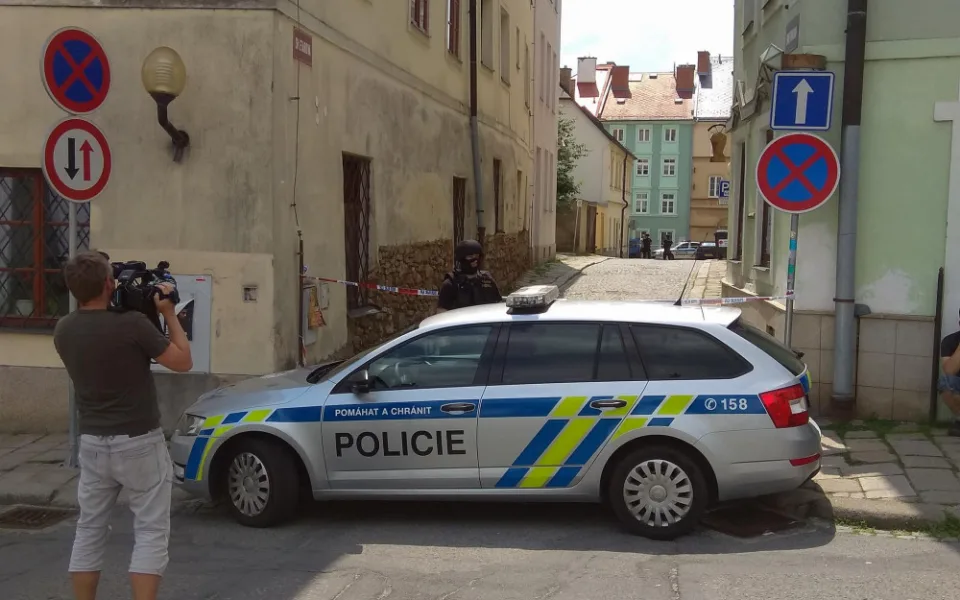 Jihlavskou Smetanovu ulici od dnešního dopoledne hlídají těžkooděnci.