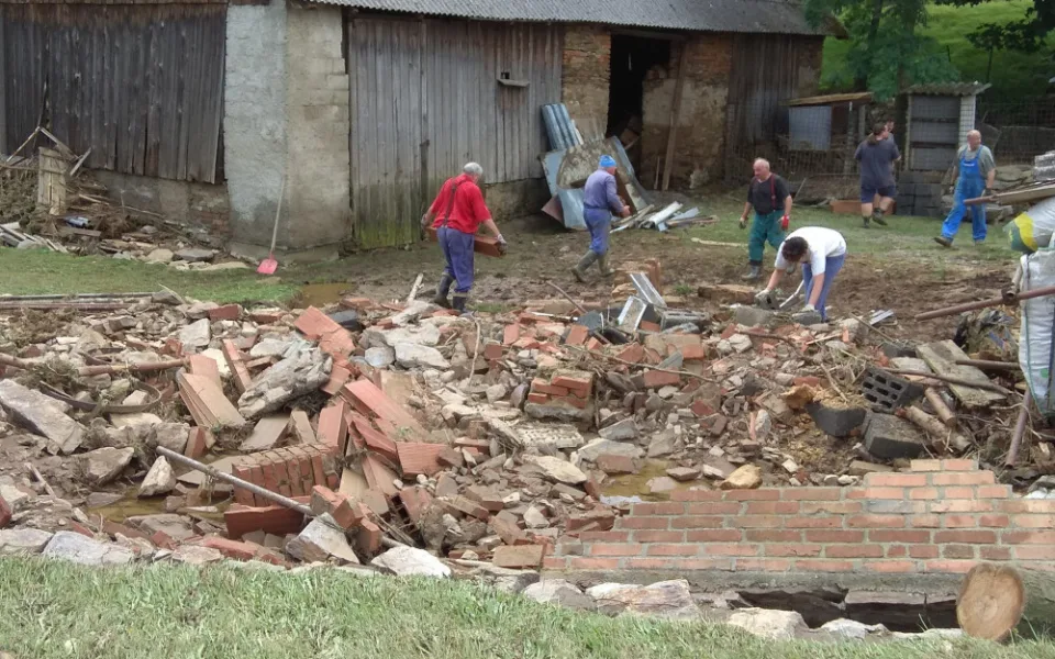 Jestřebí se vzpamatovává z pátečních přívalových dešťů, horečně se odklízí následky.