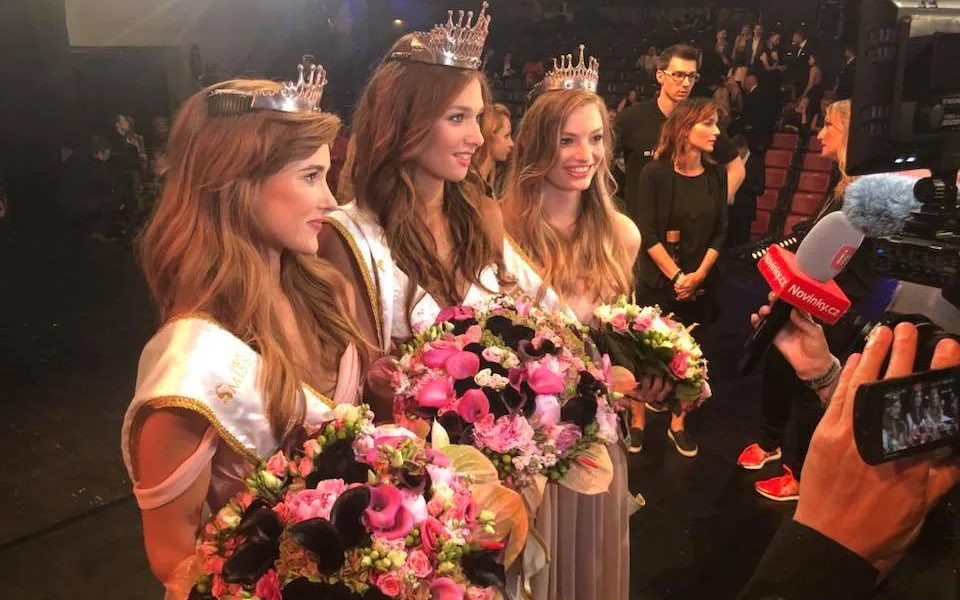 Finálový večer soutěže krásy Česká Miss, 2. června 2018 v Ostravě. Vítězkou letošního ročníku se stala dvacetiletá Lea Šteflíčková z Ústí nad Labem. Vlevo je druhá třiadvacetiletá Jana Šišková ze Zubří, vpravo stejně stará Tereza Křivánková z Prahy, která